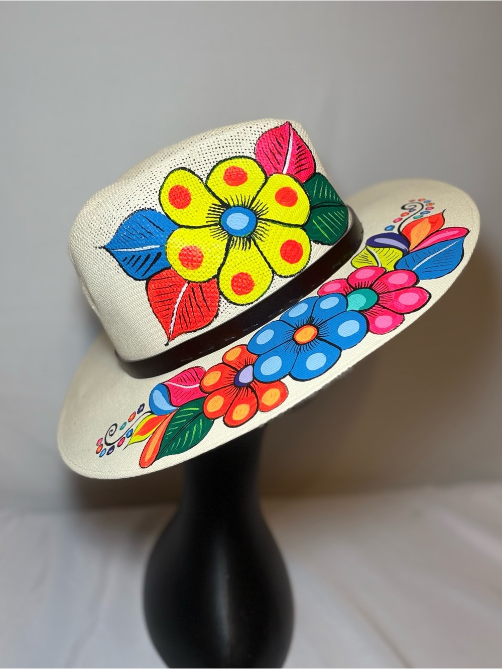 Cream Wide-Brim Hat with Black Sweatband - Brand Unknown
